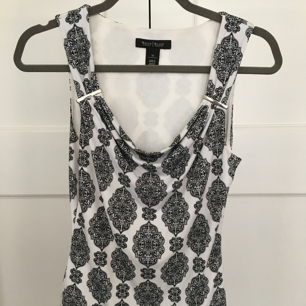 White House Black Market b/w stretchy top XS EUC